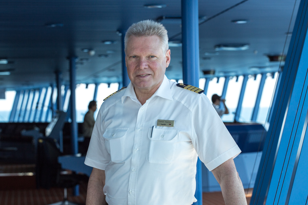 Kapitän Detlef Harms, AIDA prima. Besuch und Interview auf der Brücke mit MORE THAN CRUISES