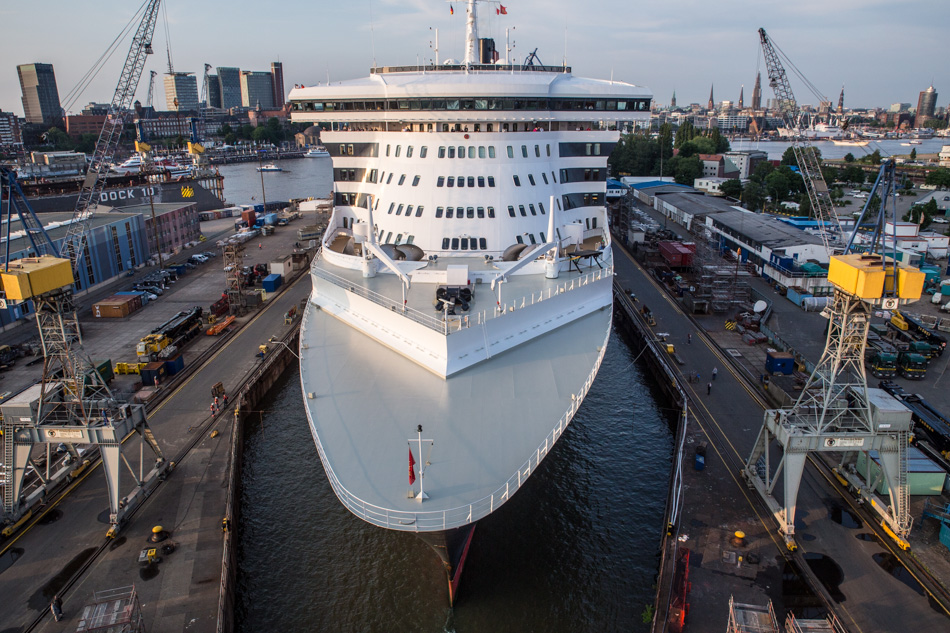 Queen Mary 2 von Cunard Line fährt ins Dock 17 von Blohm+Voss. Sie wird remasterd. #qm2remastered