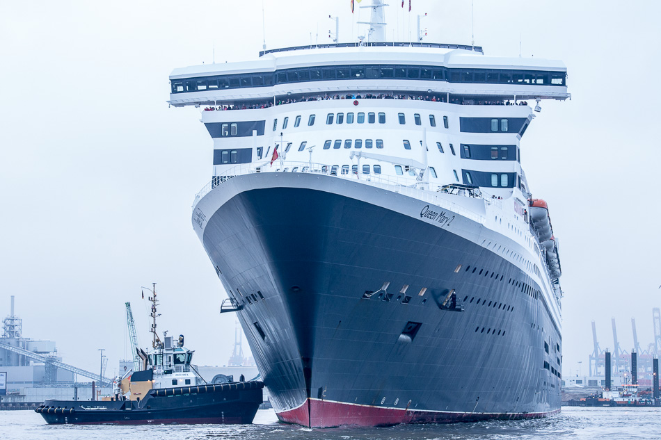 Im Morgengrauen erreicht die Queen Mary 2 den Hamburger Hafen. Foto: MORE THAN CRUISES