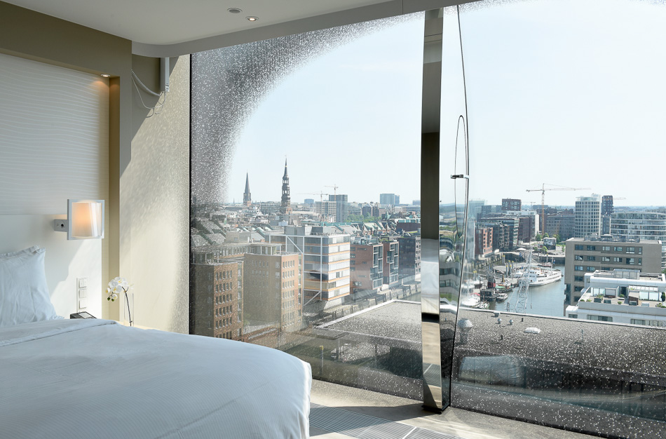 Das Deluxe City Panorama-Zimmer bietet einen großartigen Blick über die Hafenstadt