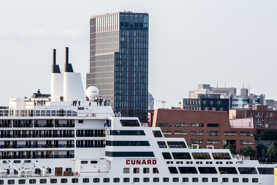 Queen Mary 2 von Cunard Line fährt ins Dock 17 von Blohm+Voss. Sie wird remasterd. #qm2remastered