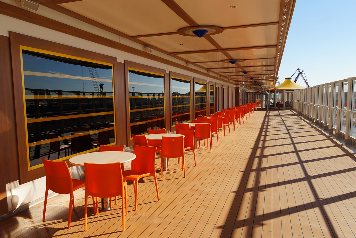 Die Promenade auf Deck fünf ist das Schmuckstück der ´Costa Diademaª: Hier sollen bald die Gäste flanieren und die Seeluft genießen.
Foto: Philipp Laage/dpa