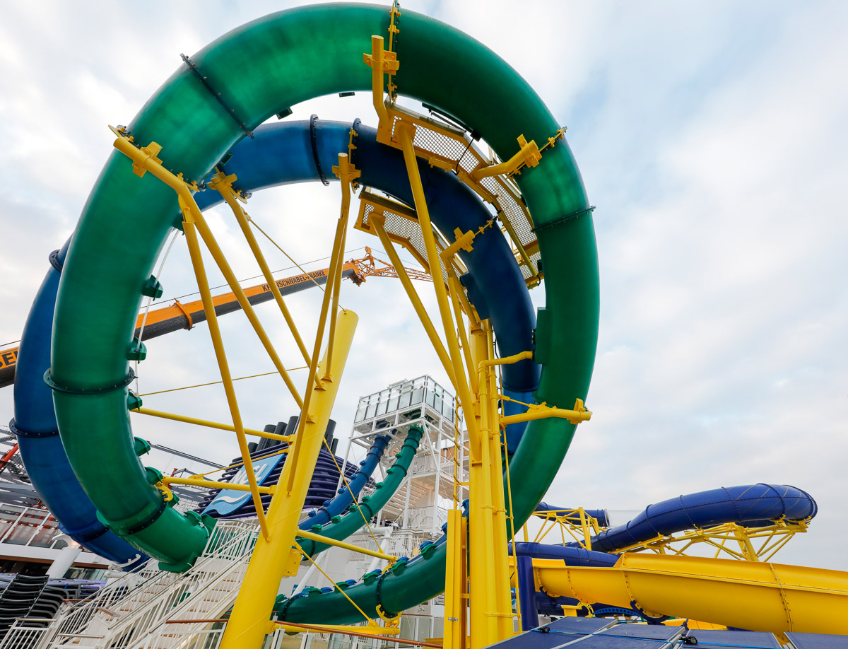 Wie die Arme einer Krake: Die ´Norwegian Escape` hat einen riesigen Aqua-Park und eine neue Tandem-Rutsche mit zwei parallelen Röhren.  Foto: Norwegian Cruise Line